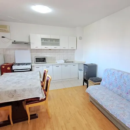 アパート Three Bedroom Niko ザダル